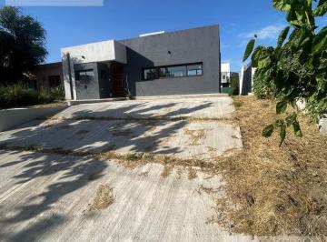 Casa · 117m² · 5 Ambientes · 2 Cocheras · Casa en Venta 3 Dorm. Tejas 4