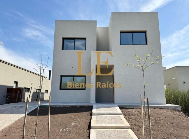 Casa · 216m² · 6 Ambientes · 4 Cocheras
