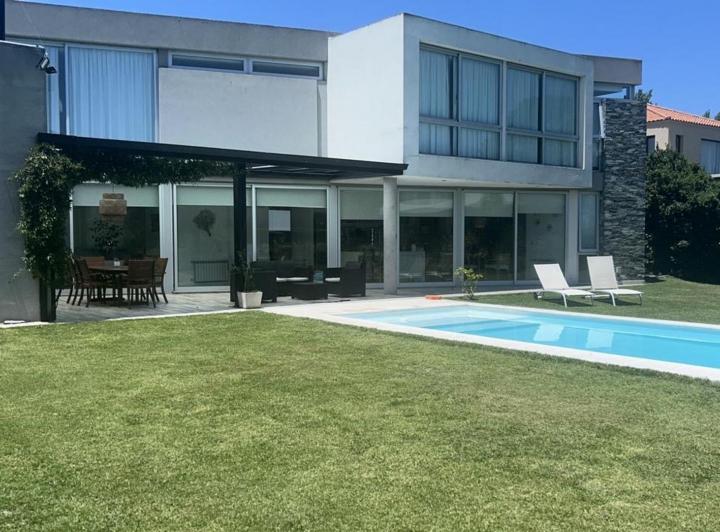 Casa · 300m² · 4 Ambientes · 2 Cocheras