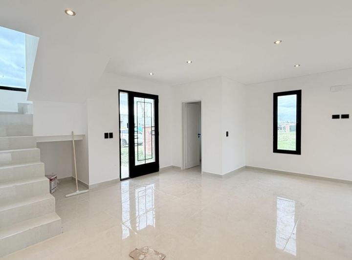 Casa · 170m² · 5 Ambientes · 4 Cocheras