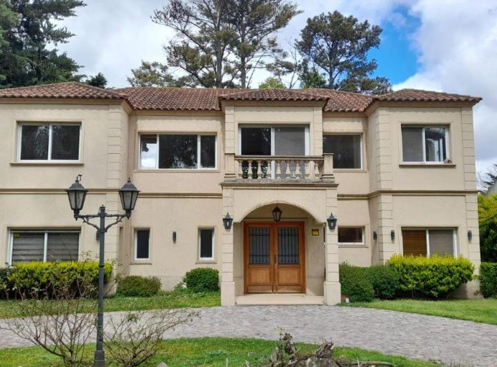 Casa · 136m² · 8 Ambientes · 1 Cochera