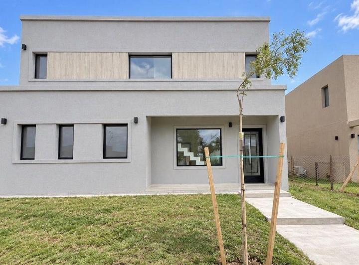 Casa · 179m² · 5 Ambientes · 4 Cocheras