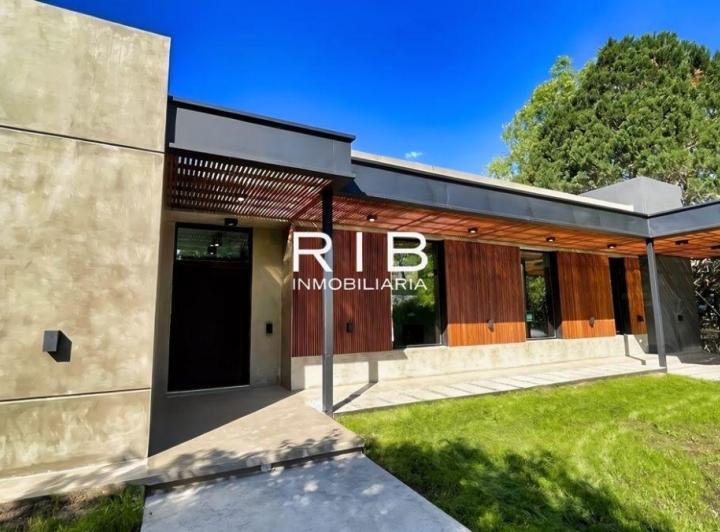 Casa · 238m² · 4 Ambientes · 1 Cochera
