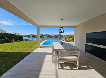 Casa · 240m² · 7 Ambientes · 4 Cocheras · Alquiler Temporario - Casa a La Laguna en Villanueva
