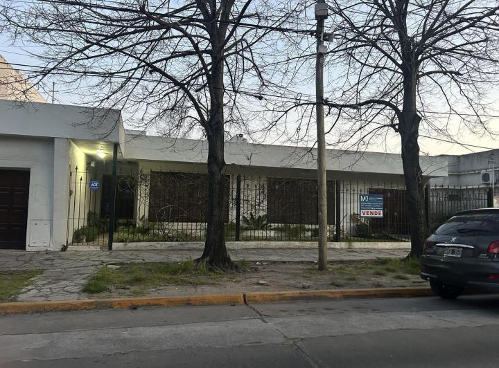 Casa · 230m² · 4 Ambientes · 1 Cochera