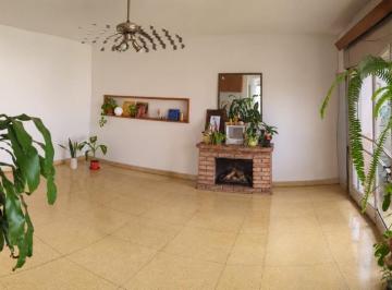Casa · 140m² · 4 Ambientes · Centro - Pintoresca Casa de Dos Dorm. - Patio y Terraza