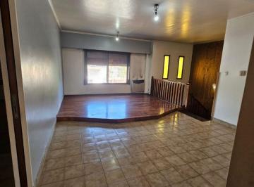 PH de 5 ambientes, Lanús · Alquiler | PH 4 Ambientes – 3 Dorm., 2 Baños y Terraza