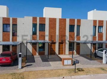 Casa · 100m² · 4 Ambientes · 1 Cochera · Alquiler, 2 Dorm con Patio. Docta Av.