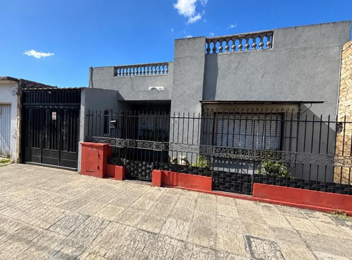 Casa · 140m² · 3 Ambientes · 4 Cocheras