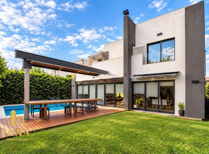 Casa · 330m² · 6 Ambientes · 4 Cocheras