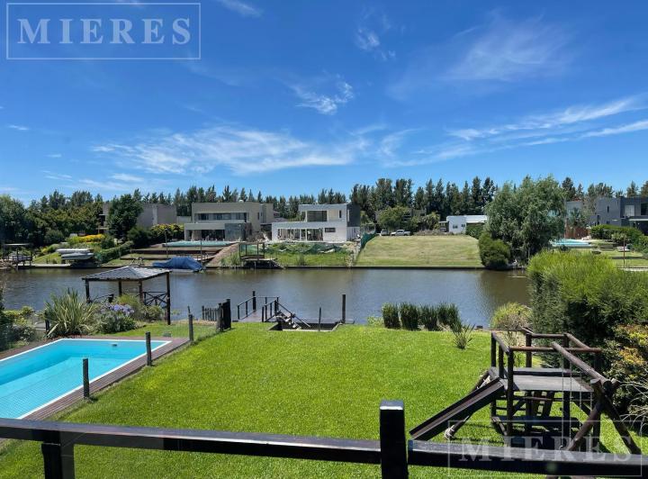 Casa · 200m² · 6 Ambientes · 3 Cocheras