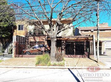 Casa · 205m² · 4 Ambientes · 1 Cochera · Yerbal Al 1500 - Linda Casa Refaccionada en Villa Adelina - San Isidro