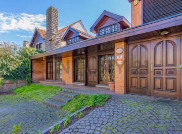 Casa · 284m² · 3 Dormitorios · 3 Cocheras · Venta de Casa 5 Ambientes, Los Troncos, Mar del Plata.