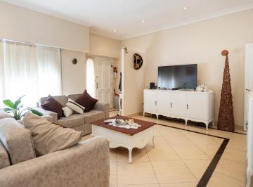 Casa · 179m² · 5 Ambientes · 2 Cocheras · Venta Casa 5 Ambiente con Jardín, Garaje y Pileta en Ramos Mejía