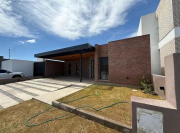 Casa · 160m² · 4 Ambientes · 2 Cocheras · Casa Premium 3 Dorm. en Rincones de Manantiales II.