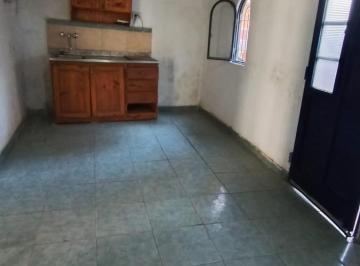 Casa · 60m² · 3 Ambientes · 1 Cochera · Alquiler Casa Tipo PH de 2 Ambientes en Mariano Acosta