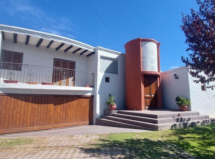 Casa · 345m² · 9 Ambientes · 2 Cocheras