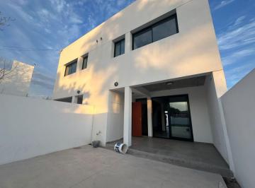 Casa de 4 ambientes, La Plata · Dúplex en Venta en 67 E/ 161 y 162 – 3 Dorm., Cochera y Patio