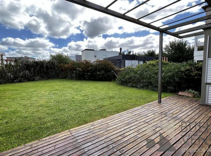 Casa · 162m² · 3 Dormitorios · 4 Cocheras