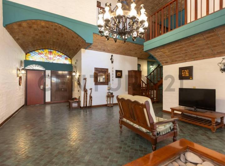 Casa · 329m² · 6 Ambientes · 3 Cocheras