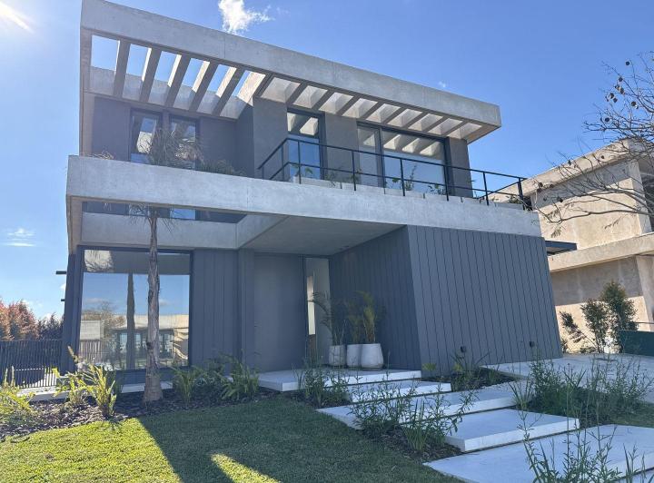 Casa · 228m² · 5 Ambientes · 3 Cocheras