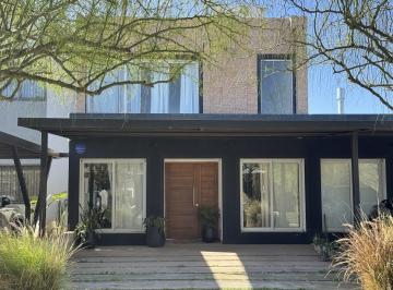 Casa · 180m² · 4 Ambientes · 2 Cocheras · Dúplex - 180 m² - Venta