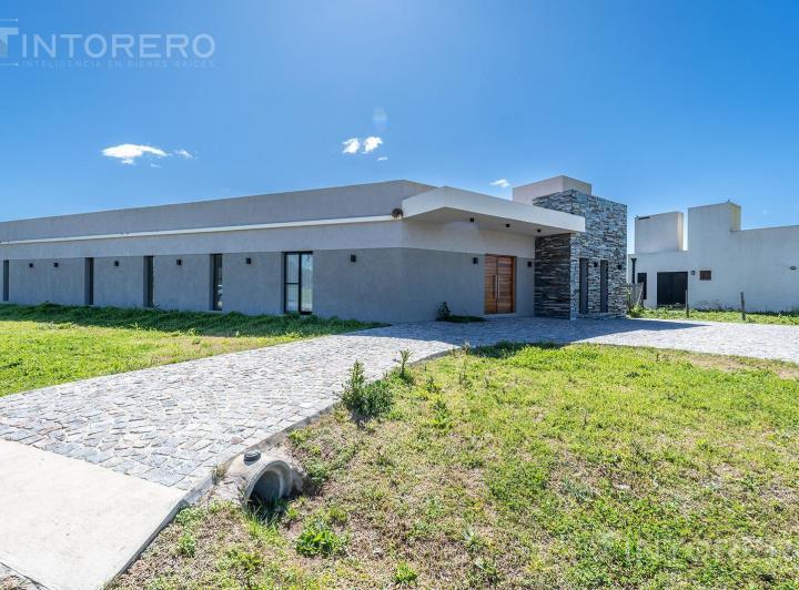 Casa · 192m² · 5 Ambientes · 2 Cocheras