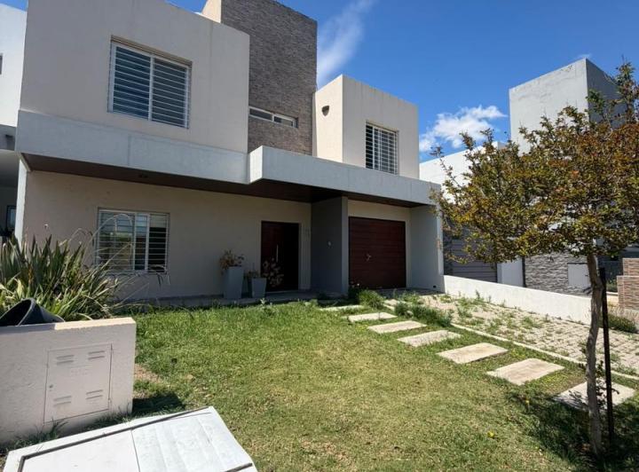 Casa · 200m² · 3 Dormitorios · 1 Cochera