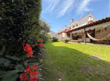 Casa · 248m² · 4 Ambientes · 3 Cocheras · Chalet de 4 Amb C/ Amplio Jardin y Piscina! Barrio Güemes!