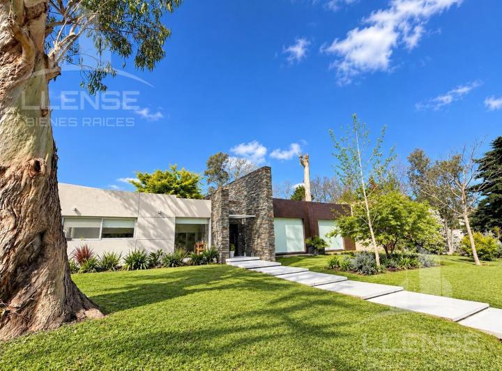Casa · 400m² · 5 Ambientes · 2 Cocheras