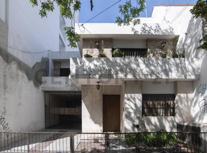 Casa · 200m² · 4 Ambientes · 2 Cocheras