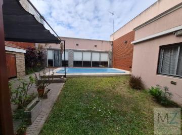 Casa · 187m² · 4 Ambientes · 2 Cocheras · Venta Casa con Quincho y Pileta | Doble Cochera | Apto Crédito | Acepta Permuta | Villa La Florida