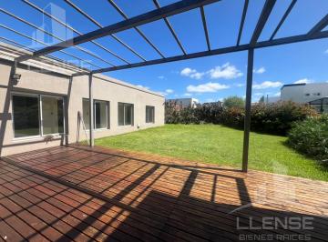 Casa · 160m² · 4 Ambientes · 1 Cochera · Casa 4 Ambientes en Una Planta, Lote Interno en Venta - Fincas de Hudson