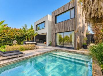 Casa · 333m² · 6 Ambientes · 3 Cocheras · Casa en Venta a La Laguna en Barrio San Rafael, Villanueva