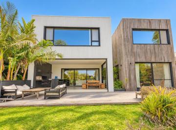 Casa · 333m² · 6 Ambientes · 3 Cocheras · Casa en Venta a La Laguna en Barrio San Rafael, Villanueva