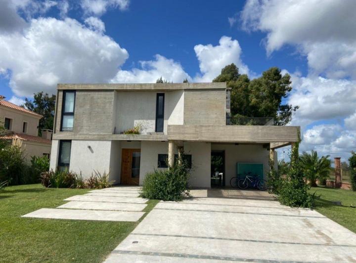 Casa · 230m² · 5 Ambientes · 2 Cocheras