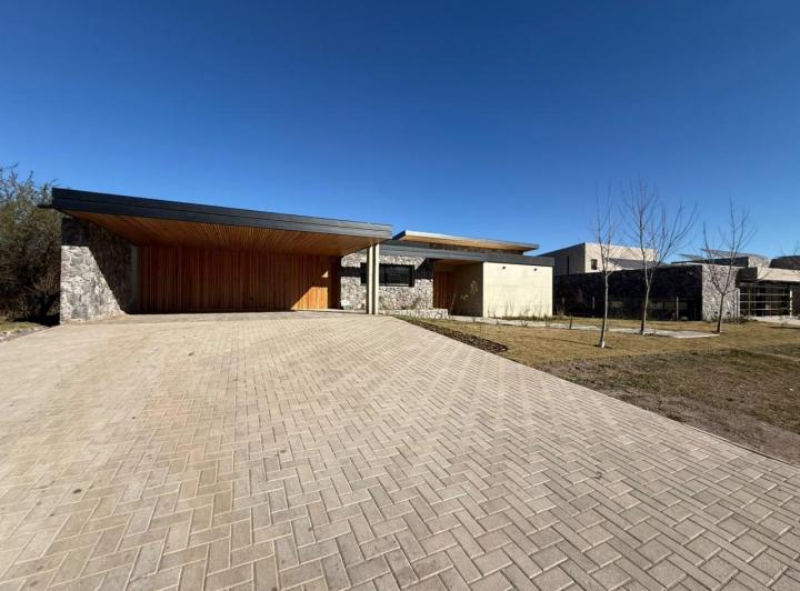 Casa · 400m² · 3 Ambientes · 3 Cocheras
