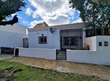 Casa · 79m² · 3 Ambientes · Ver Videos! Venta Casa 3 Amb Esp Cochera Fondo Libre