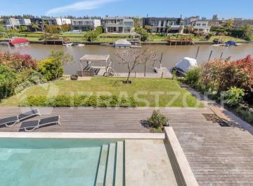 Vista de la pileta y canal de Albanueva · Casa con Diseño de Autor en Venta con Salida Al Río en Barrio Náutico Albanueva