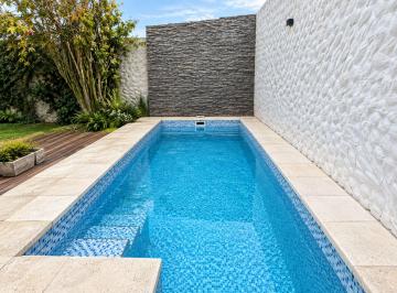 Casa · 100m² · 8 Ambientes · 1 Cochera · Casa en Venta en Tolosa 3 Dorm. Pileta