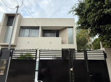 Casa · 120m² · 4 Ambientes · 1 Cochera · Casa 2 Habitaciones, 2 Baños en Barrio Los Teros