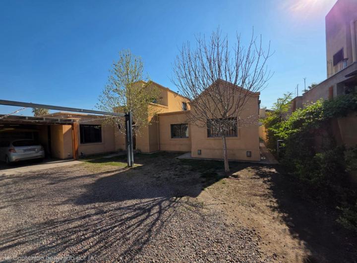 Casa · 250m² · 8 Ambientes · 2 Cocheras