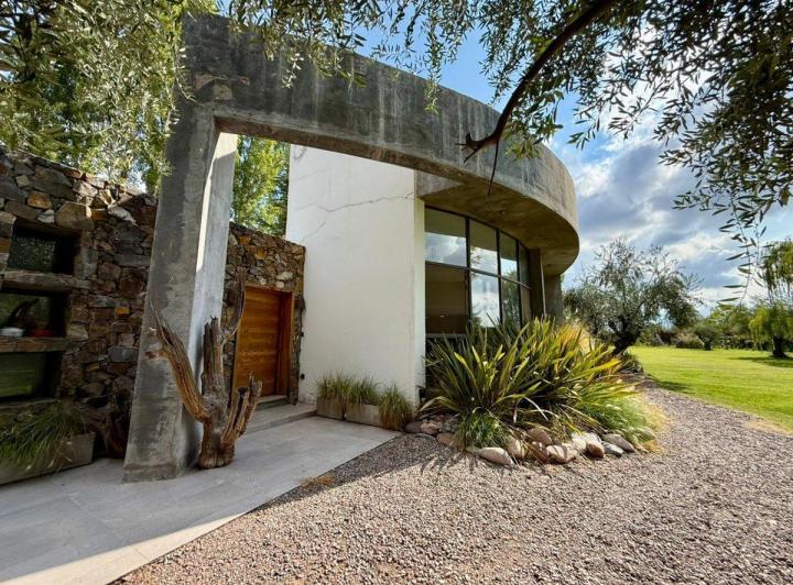 Casa · 711m² · 8 Ambientes · 4 Cocheras