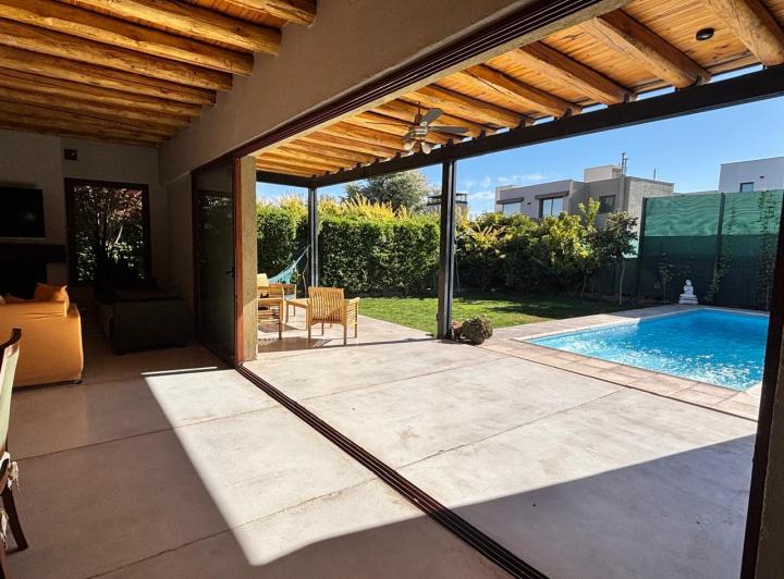 Casa · 200m² · 6 Ambientes · 2 Cocheras