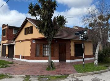 Casa · 165m² · 3 Ambientes · 2 Cocheras · Chalet Apto Credito con Garaje Doble y Departamento - Barrio Lopez de Gomara