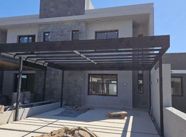 Casa · 140m² · 1 Ambiente · 2 Cocheras