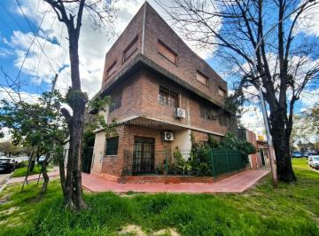 Casa · 231m² · 8 Ambientes · 1 Cochera · Casa en Valentin Alsina