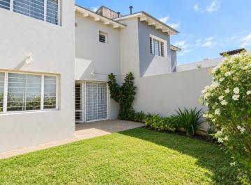 Casa · 117m² · 5 Ambientes · 1 Cochera · Impecable Duplex en Barrio Jardin