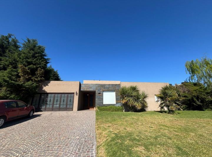Casa · 310m² · 5 Ambientes · 6 Cocheras