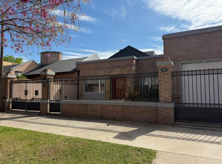 Casa · 272m² · 6 Ambientes · 3 Cocheras